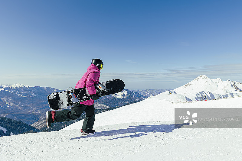 在雪山上滑雪的男人图片素材