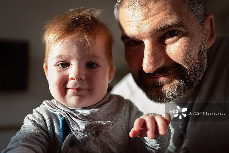 白人父亲和儿子的自拍图片素材