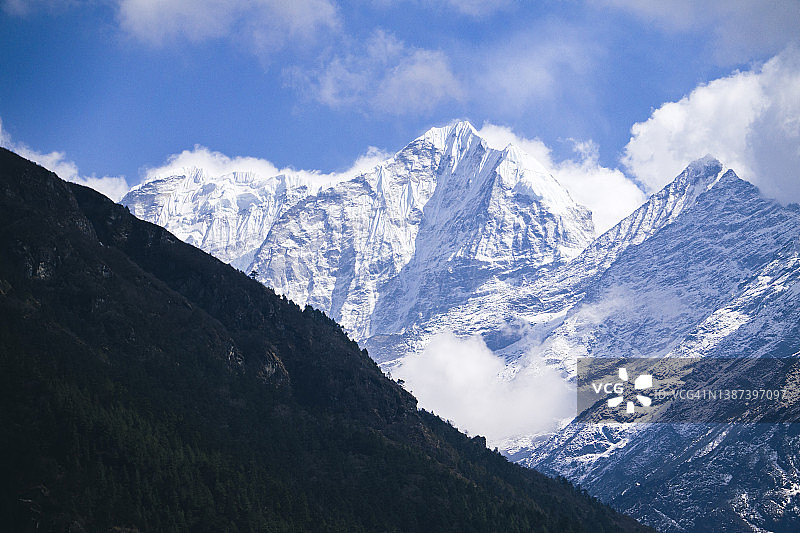 风景优美的南奇集市与塔姆塞库山著名路线徒步至珠峰大本营尼泊尔图片素材