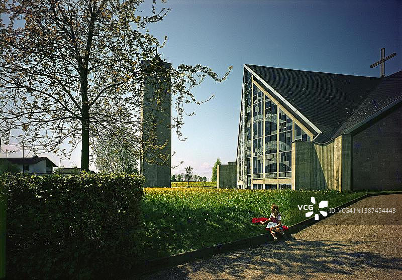 圣约瑟夫教区教堂，建于1962年，因建筑缺陷于2014年被拆除，德国巴伐利亚州上巴伐利亚的霍尔兹基辛，1971年的历史照片图片素材