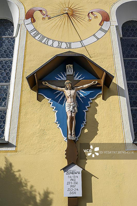 十字架上的基督，日晷，天主教圣维图斯教堂，沃尔夫施温登，奥尔高，巴伐利亚，德国图片素材