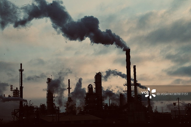 化学精炼厂烟囱产生的工业污染图片素材