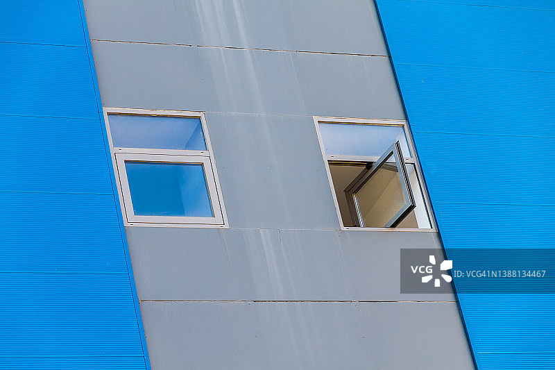 蓝色立面的两扇窗户图片素材