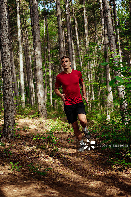 男人穿着运动服在美丽的大自然中奔跑图片素材