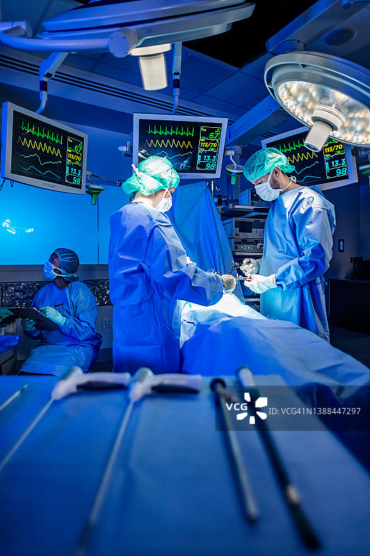 手术室医疗队穿着个人防护装备图片素材