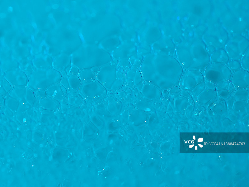 肥皂在蓝色的水中起泡图片素材