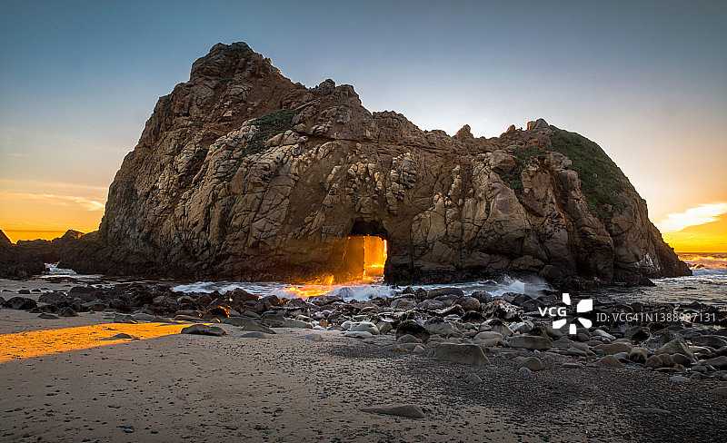 日落在Pfeiffer海滩大苏尔，加利福尼亚州图片素材