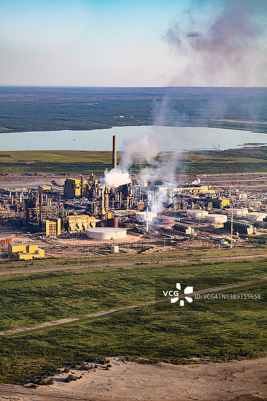 阿尔伯塔省阿萨巴斯卡河炼油厂的鸟瞰图图片素材