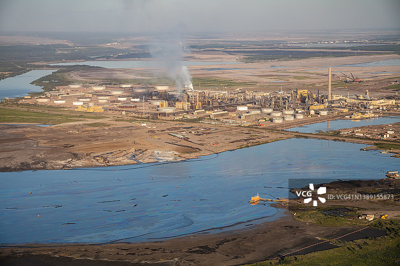 阿萨巴斯卡河沿岸建有航空炼油厂图片素材