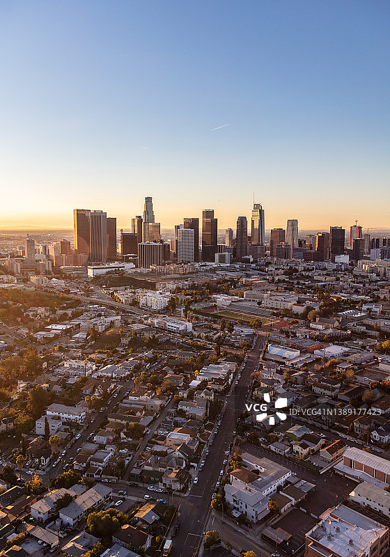 美国加州洛杉矶摩天大楼的空中日出图片素材