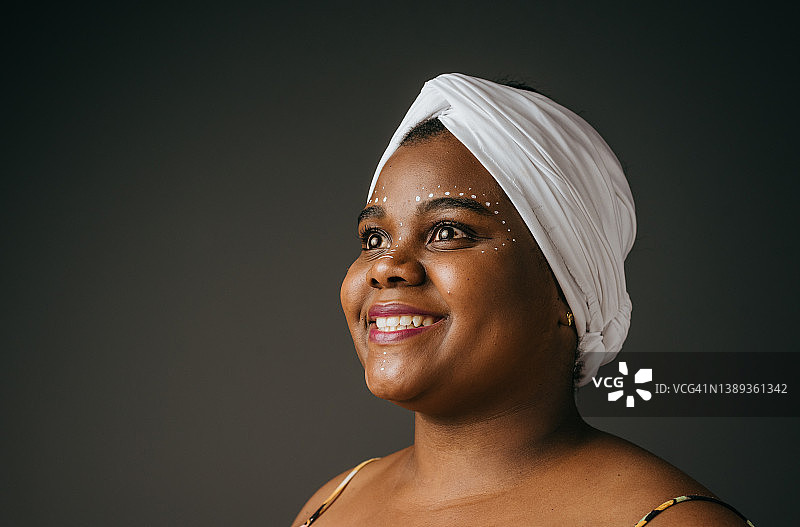 一个微笑的非洲裔美国妇女的肖像图片素材