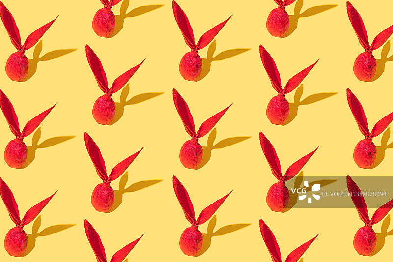 无缝图案制作的红色复活节兔子纸礼物蛋，包装diy的想法。最小的复活节的概念。与复制空间。图片素材