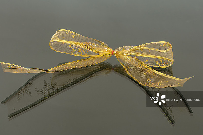 黑色背景上的金色丝带蝴蝶结图片素材
