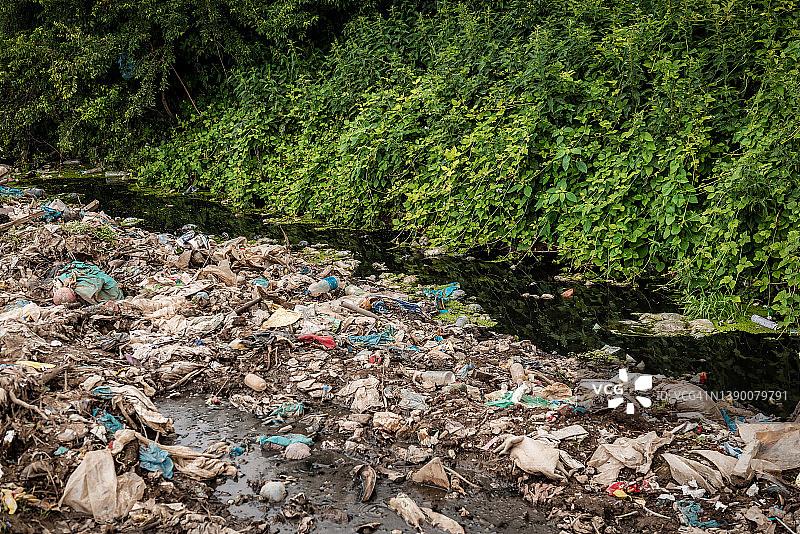 这条河被有毒垃圾污染得很严重图片素材