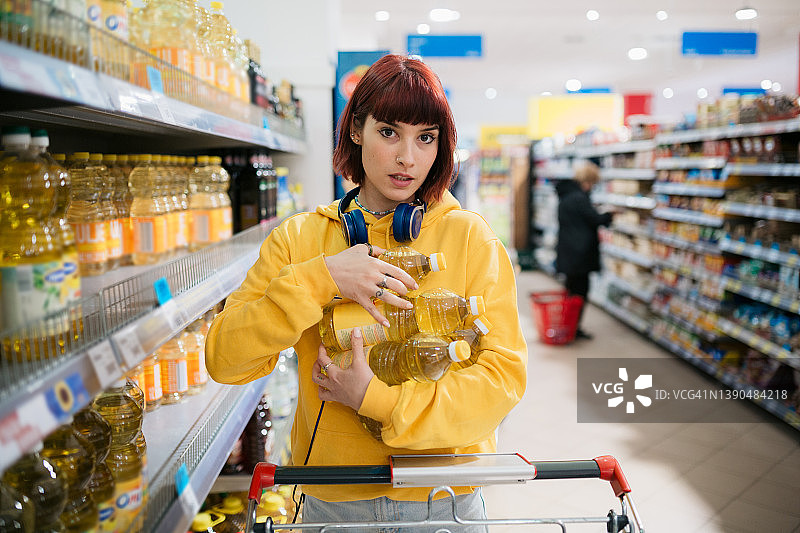 一个年轻的白人妇女做她在超市购物的肖像图片素材