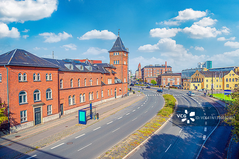 位于丹麦哥本哈根的Ledelse管理学院CfL中心的两层砖砌建筑矗立在街道上图片素材