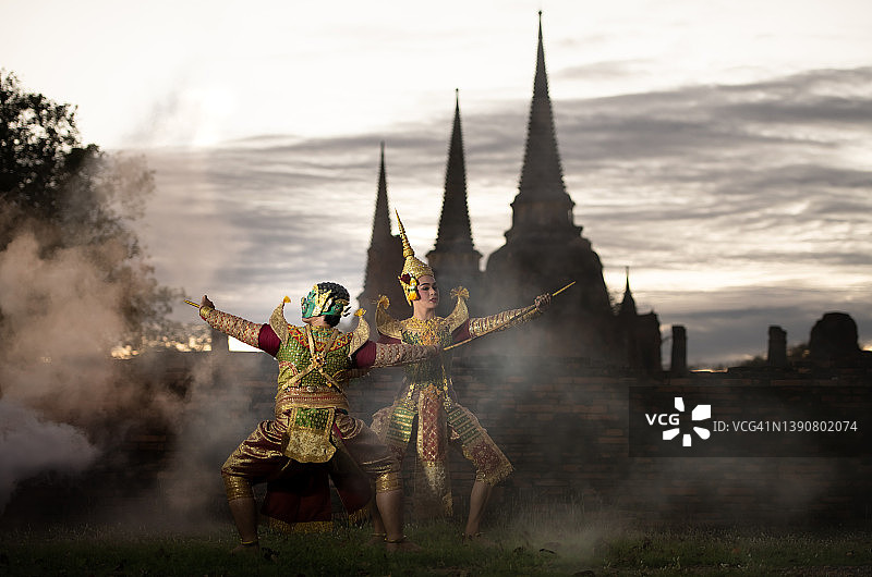 是一种带着面具的泰国传统舞蹈。在罗摩衍那文学中，这是罗摩和巨人之间的战斗。图片素材