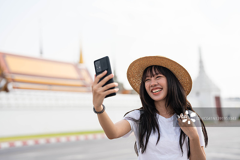 在泰国曼谷享受她的时间的女性游客的后视图图片素材