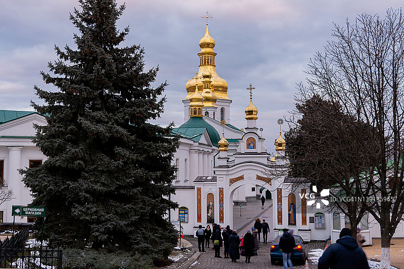 基辅谢尔吉圣三。圣母Pechersk东正教修道院。人们走向修道院图片素材