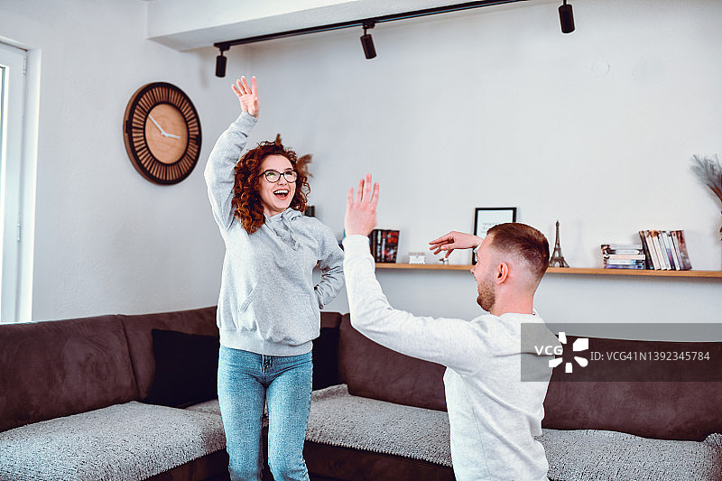 幸福的夫妇在家里的客厅跳舞图片素材