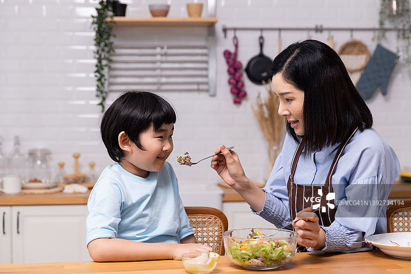 亚洲家庭吃健康的食物图片素材