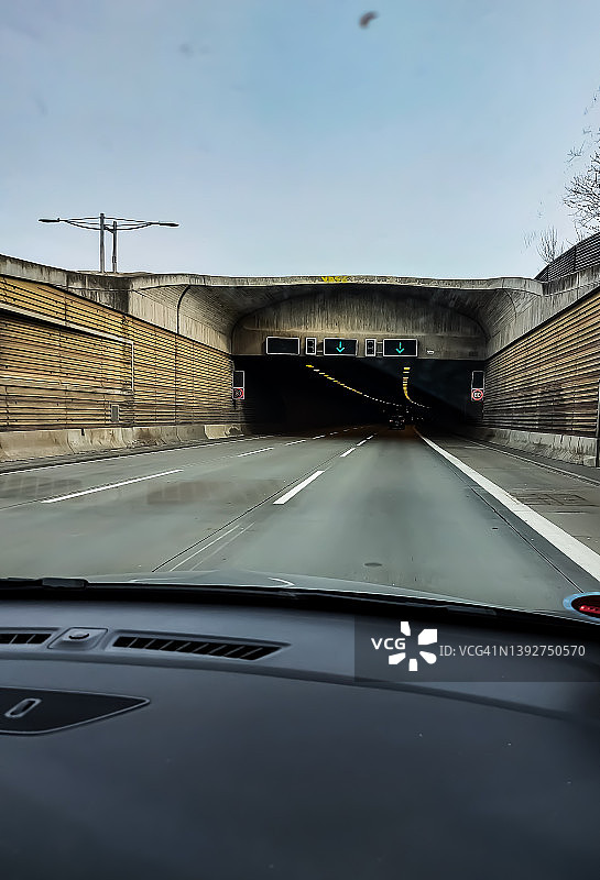 从一辆开向隧道的汽车上看图片素材