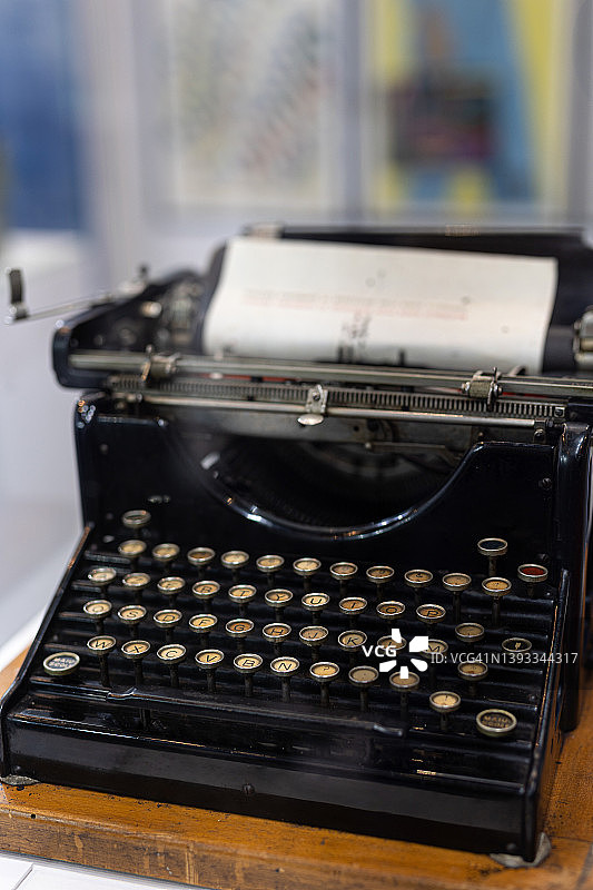 旧的黑色机械打字机，保存完好图片素材