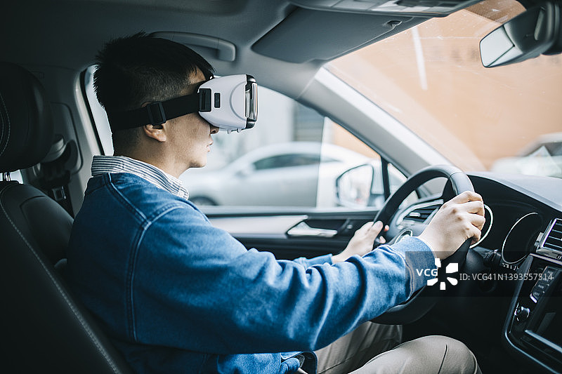 男子戴着3D Vr眼镜，驾驶汽车图片素材
