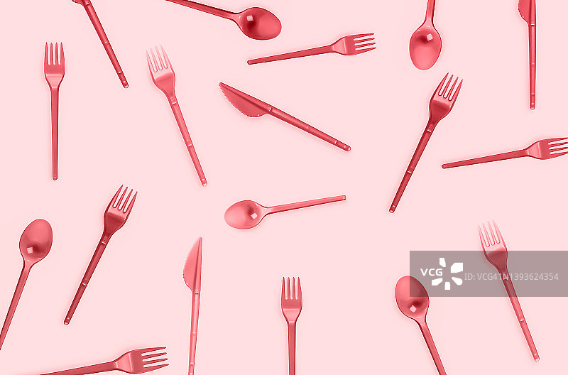彩色塑料叉子勺子和刀子在粉红色的顶部视图图片素材
