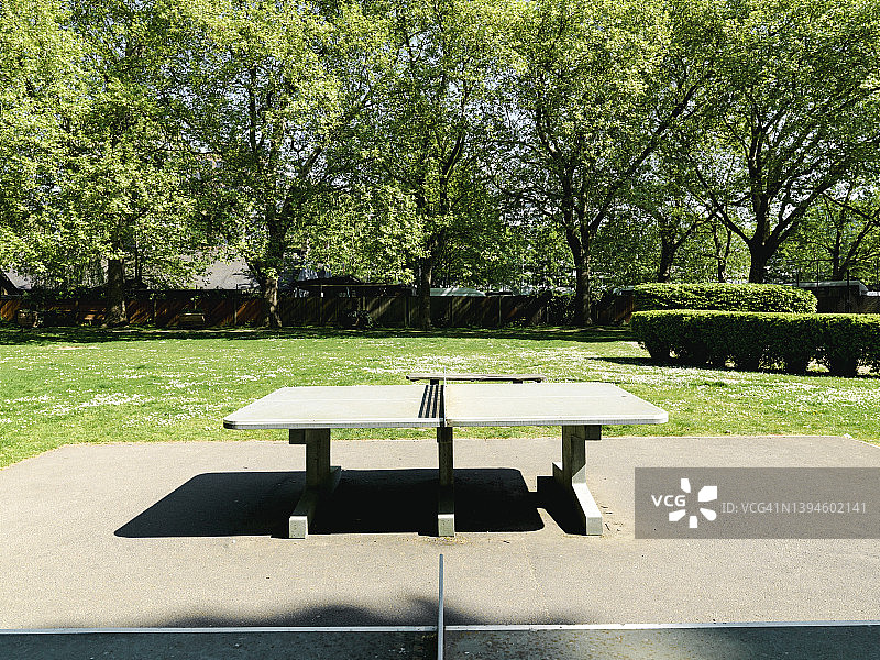 伦敦公园的露天乒乓球图片素材