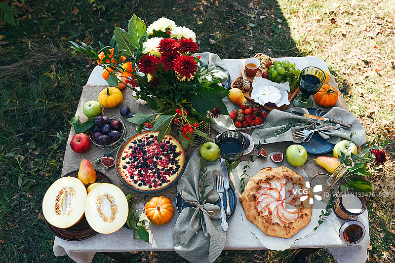 这张桌子自然摆设得很漂亮。秋天表设置。感恩节。秋天的节日表。图片素材