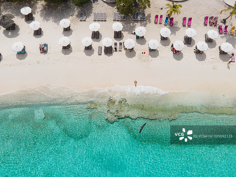 库拉索岛的海滩与蓝色的水无人机照片grote knip图片素材