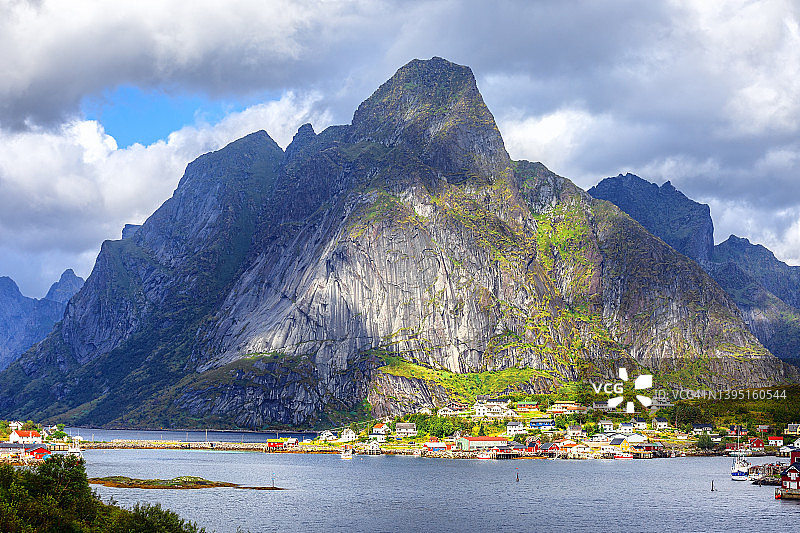 挪威罗浮敦山麓的一个渔村图片素材