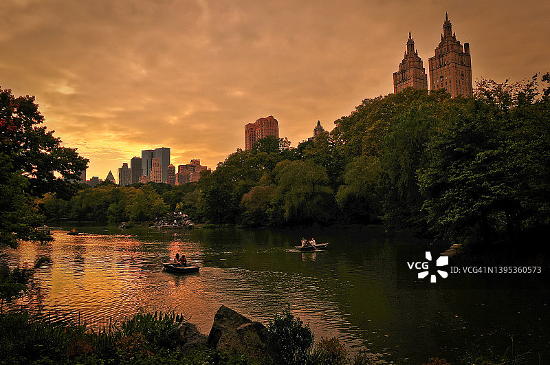 日落时分在中央公园划船图片素材