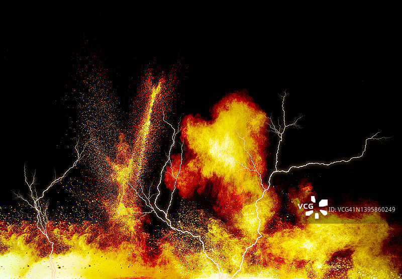 黑色背景上的电爆炸烟雾和闪电图片素材
