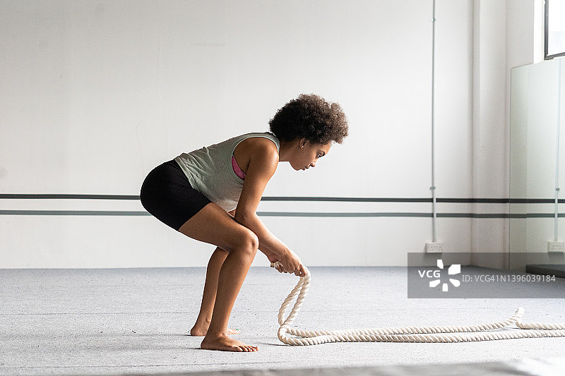 用健身绳工作的非裔美国妇女图片素材