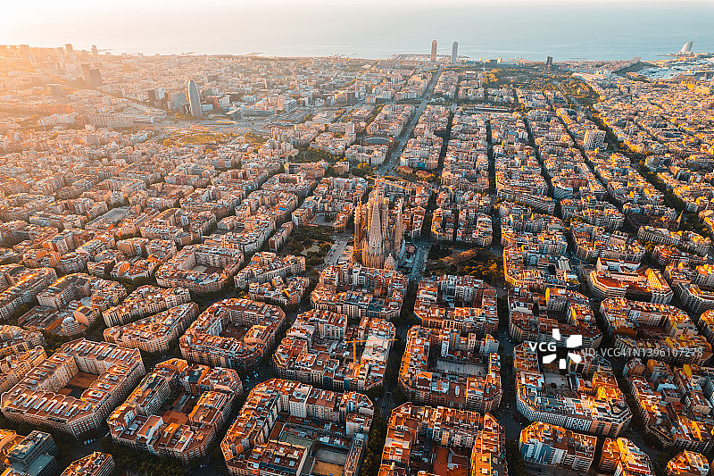 圣家堂和巴塞罗那城市天际线，加泰罗尼亚，西班牙。鸟瞰图图片素材