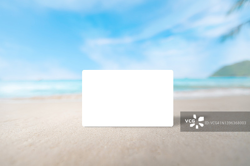 白纸卡或信用卡在美丽的海滩和天空图片素材