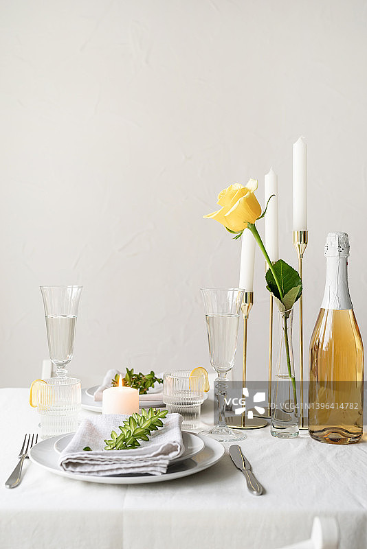 漂亮的餐桌摆设，适合二人浪漫晚餐图片素材