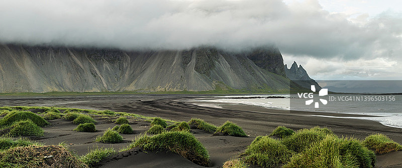 在冰岛的斯托克斯尼斯角，阳光明媚的日子和美丽的黑色沙丘。拍摄地点:欧洲冰岛，韦斯特拉霍恩(蝙蝠侠山)的斯托克斯尼斯角图片素材
