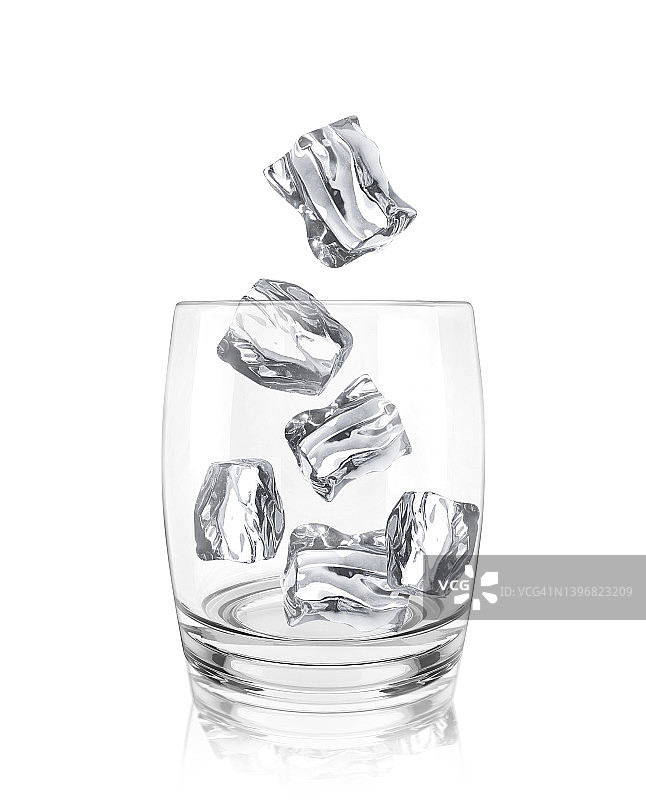 白色背景上冰块落入玻璃杯。三维渲染图片素材