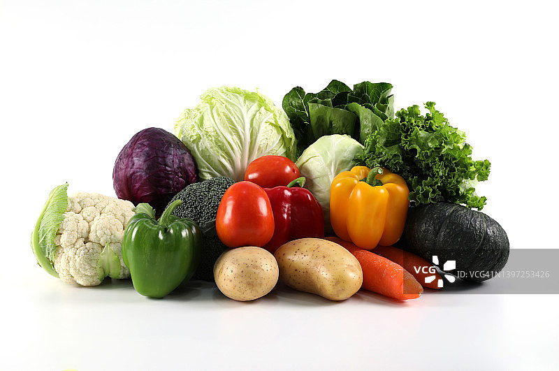 新鲜蔬菜，白菜，卷心菜，紫甘蓝，花椰菜，胡萝卜，土豆，西红柿，西兰花，南瓜，绿色甜椒，红色甜椒，黄色甜椒，和甜椒放在一起在一个白色的背景图片素材