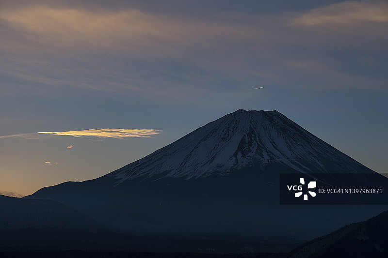 黎明时分从元津湖出发的富士山图片素材