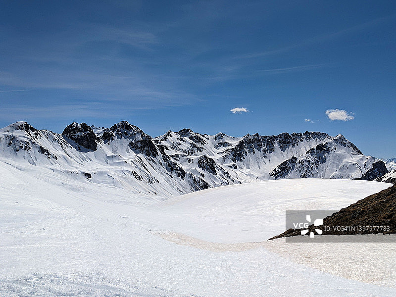 在圣卡帕特上空的威斯普拉特滑雪Antönien。阿尔卑斯山滑雪之旅。孤独和美丽的山峰全景冬季景观图片素材