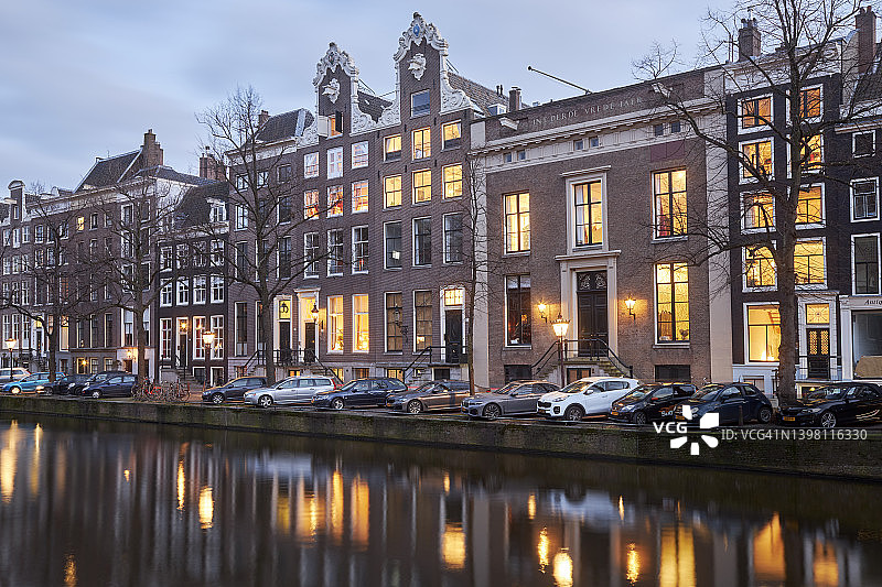 阿姆斯特丹运河的房屋在黄昏图片素材