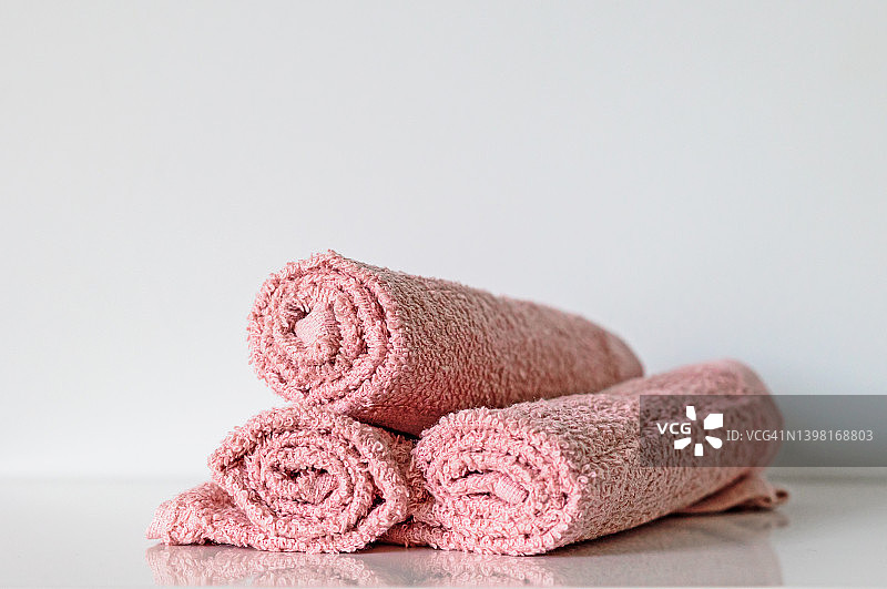 粉色浴巾卷图片素材