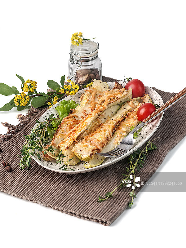 烤西葫芦与奶酪在白色背景孤立图片素材