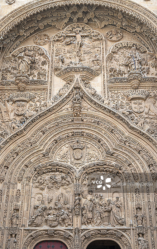 西侧的门façade位于西班牙萨拉曼卡的16世纪哥特式大教堂图片素材