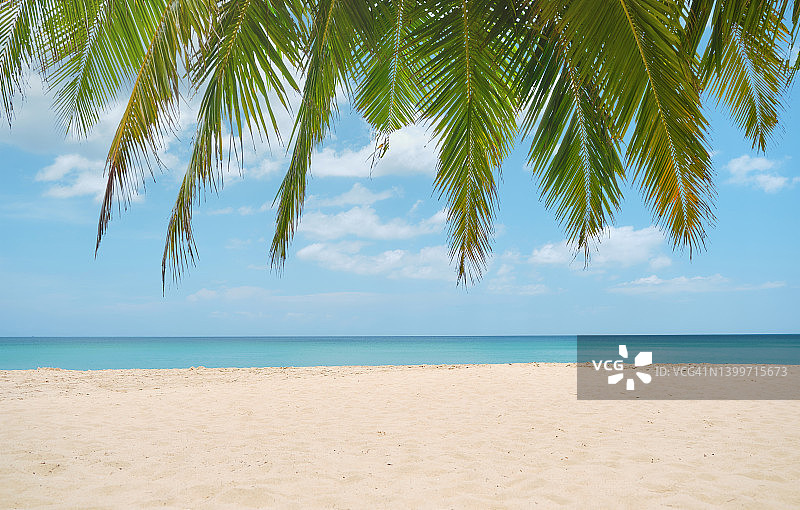 普吉岛空旷的夏日海滩。泰国的沙滩、大海和蓝天。图片素材