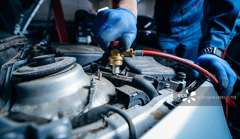 汽车维修中的空调系统由汽车技师亲手连接图片素材